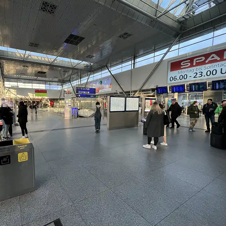 17 / 23: Linz Hauptbahnhof (Oberösterreich) 17 / 23: Linz Hauptbahnhof (Oberösterreich)