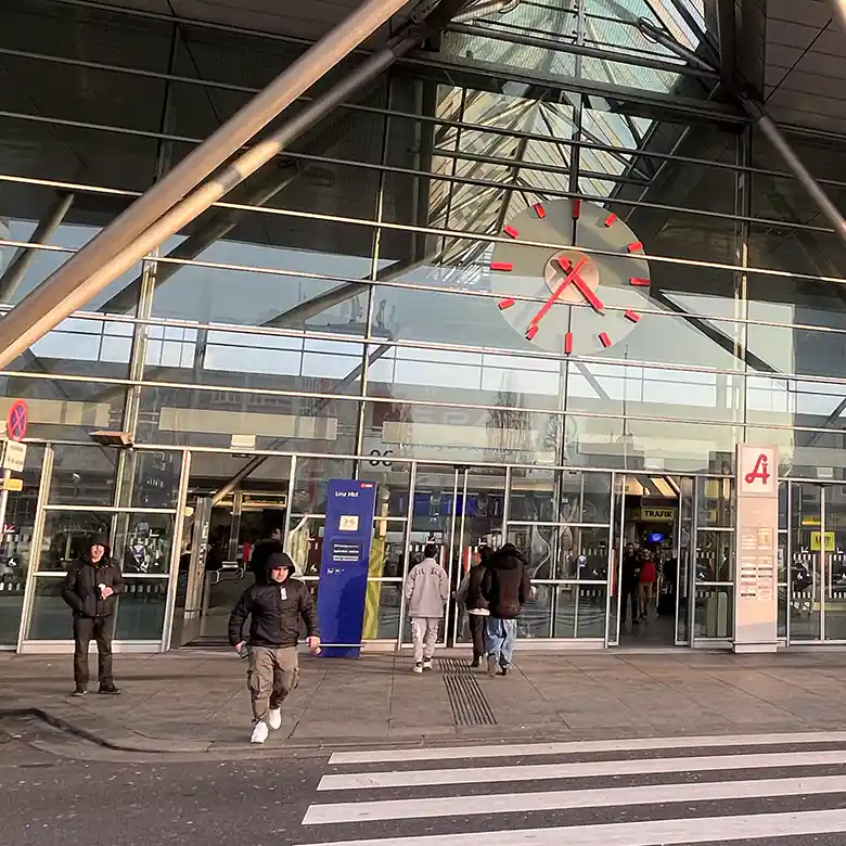 18 / 23: Linz Hauptbahnhof (Oberösterreich) 18 / 23: Linz Hauptbahnhof (Oberösterreich)