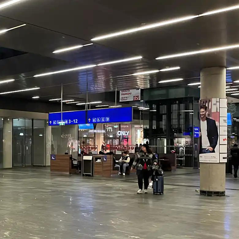 1 / 22: Fotos im Hauptbahnhof Wien mit diversen Shops 1 / 22: Fotos im Hauptbahnhof Wien mit diversen Shops