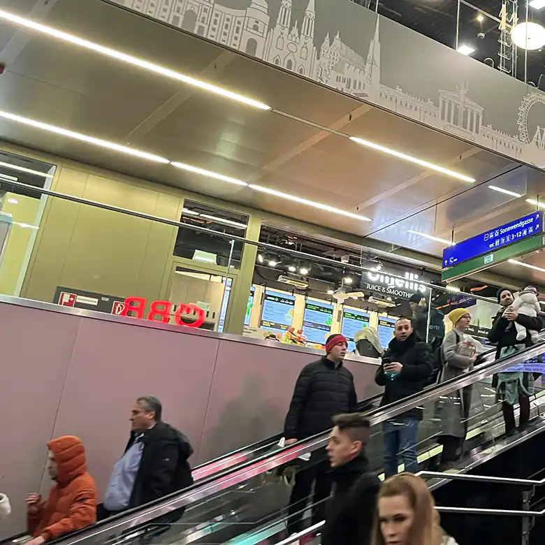 11 / 22: Fotos im Hauptbahnhof Wien mit diversen Shops 11 / 22: Fotos im Hauptbahnhof Wien mit diversen Shops