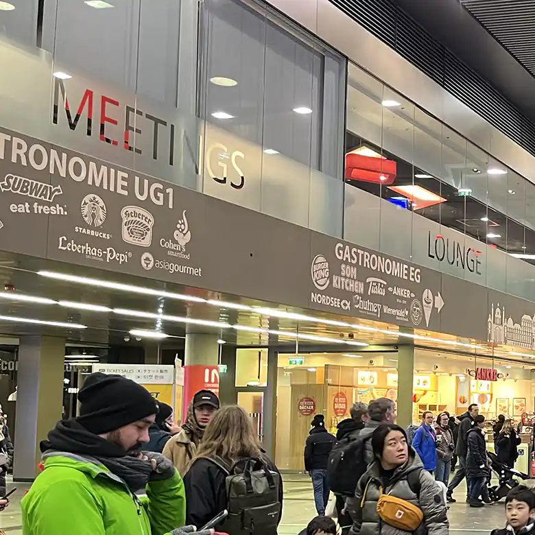 16 / 22: Fotos im Hauptbahnhof Wien mit diversen Shops 16 / 22: Fotos im Hauptbahnhof Wien mit diversen Shops