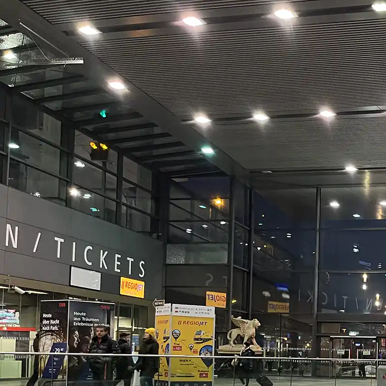 17 / 22: Fotos im Hauptbahnhof Wien mit diversen Shops 17 / 22: Fotos im Hauptbahnhof Wien mit diversen Shops