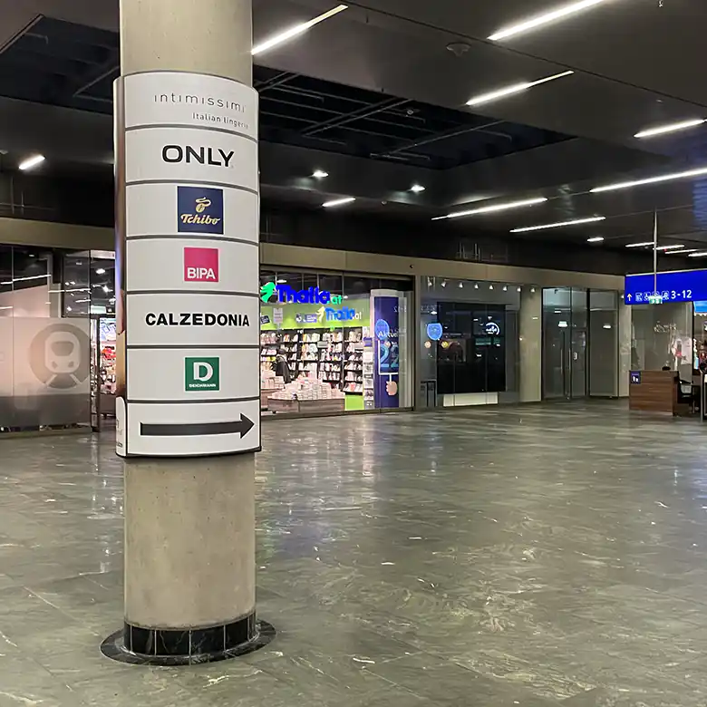 2 / 22: Fotos im Hauptbahnhof Wien mit diversen Shops 2 / 22: Fotos im Hauptbahnhof Wien mit diversen Shops