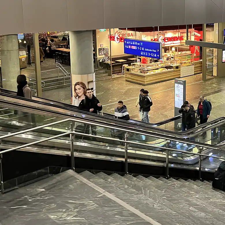 21 / 22: Fotos im Hauptbahnhof Wien mit diversen Shops 21 / 22: Fotos im Hauptbahnhof Wien mit diversen Shops