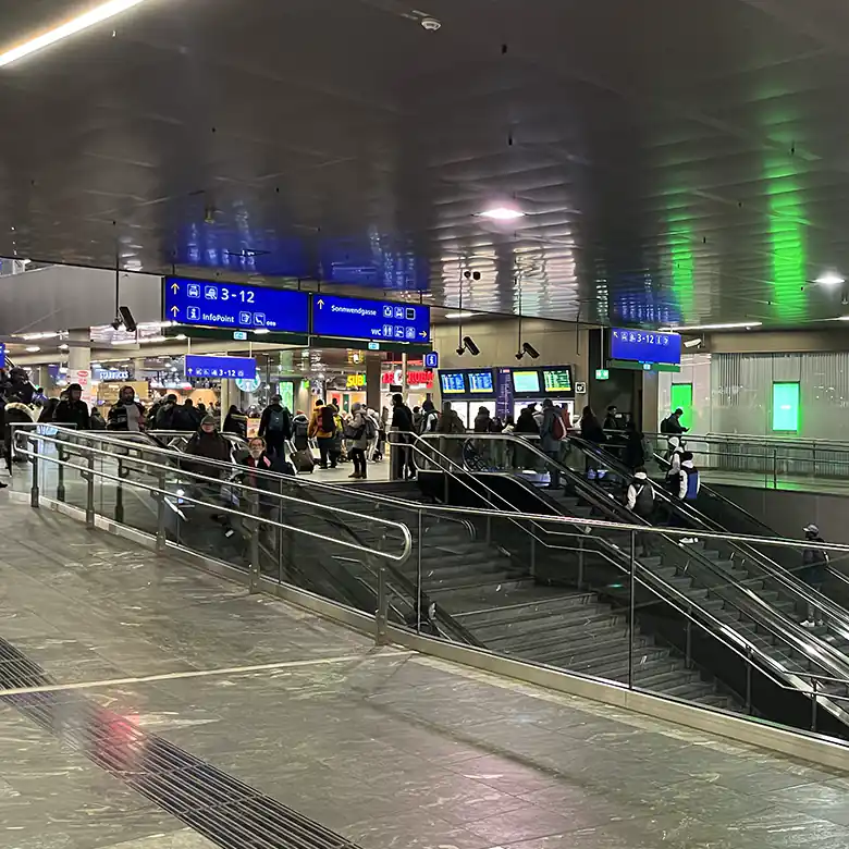 3 / 22: Fotos im Hauptbahnhof Wien mit diversen Shops 3 / 22: Fotos im Hauptbahnhof Wien mit diversen Shops