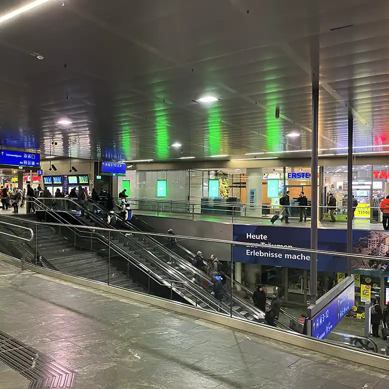 4 / 22: Fotos im Hauptbahnhof Wien mit diversen Shops 4 / 22: Fotos im Hauptbahnhof Wien mit diversen Shops
