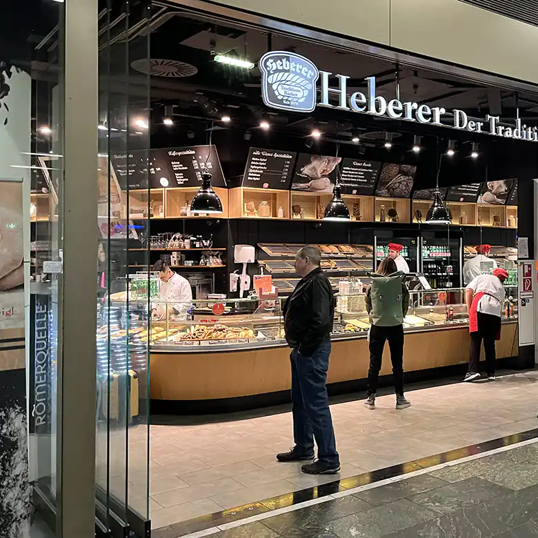 6 / 22: Fotos im Hauptbahnhof Wien mit diversen Shops 6 / 22: Fotos im Hauptbahnhof Wien mit diversen Shops