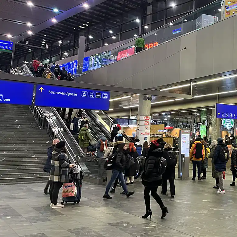 7 / 22: Fotos im Hauptbahnhof Wien mit diversen Shops 7 / 22: Fotos im Hauptbahnhof Wien mit diversen Shops