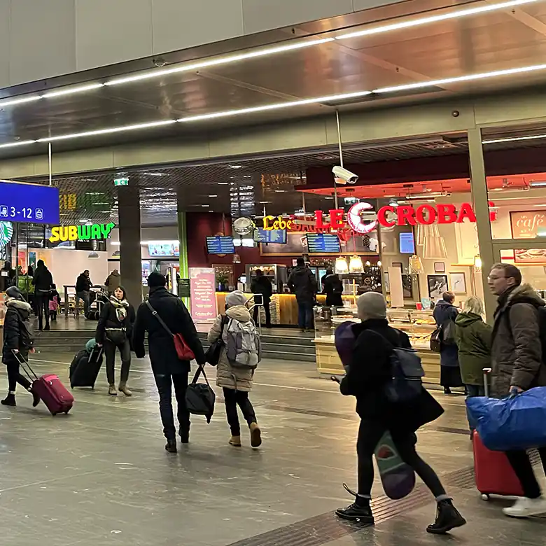 8 / 22: Fotos im Hauptbahnhof Wien mit diversen Shops 8 / 22: Fotos im Hauptbahnhof Wien mit diversen Shops