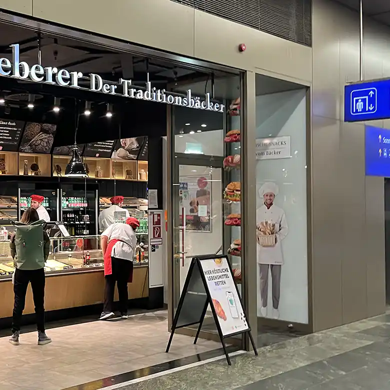9 / 22: Fotos im Hauptbahnhof Wien mit diversen Shops 9 / 22: Fotos im Hauptbahnhof Wien mit diversen Shops