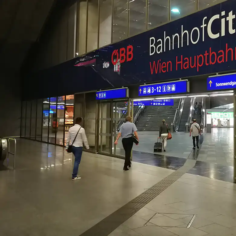 1 / 18: Bilder vom Hbf Wien und der BahnhofCity Wien Hauptbahnhof 1 / 18: Bilder vom Hbf Wien und der BahnhofCity Wien Hauptbahnhof