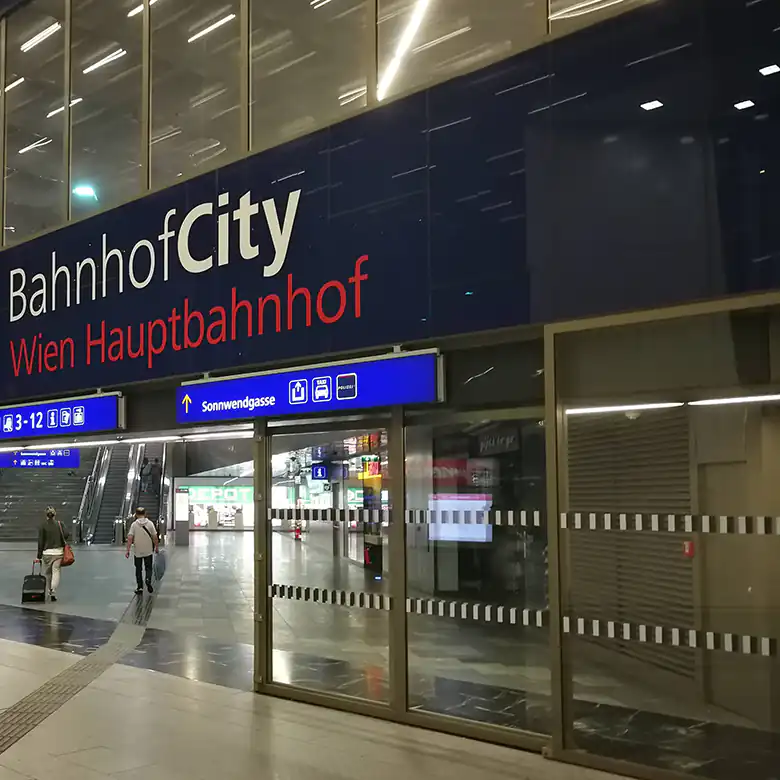 2 / 18: Bilder vom Hbf Wien und der BahnhofCity Wien Hauptbahnhof 2 / 18: Bilder vom Hbf Wien und der BahnhofCity Wien Hauptbahnhof