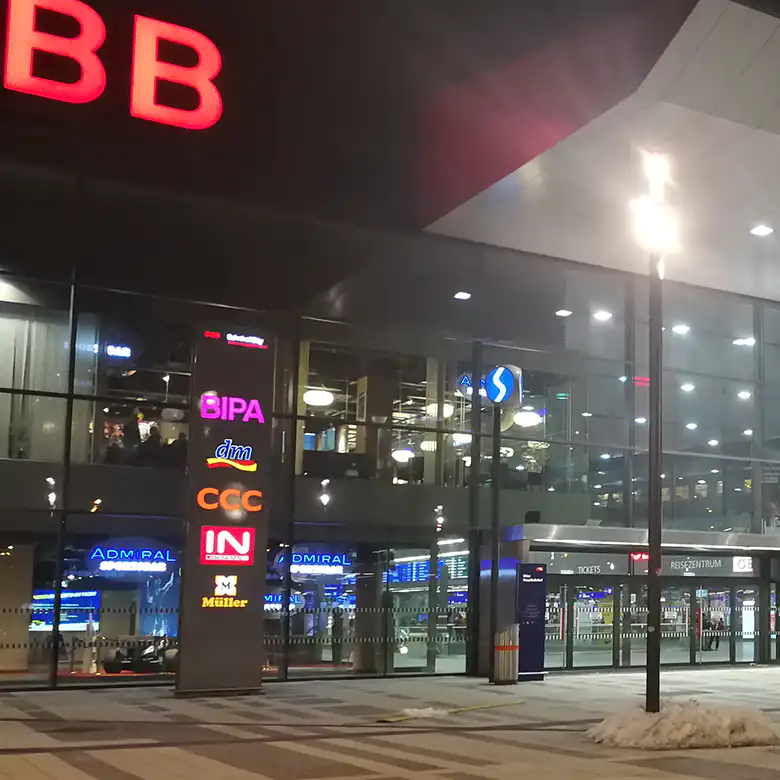 5 / 18: Bilder vom Hbf Wien und der BahnhofCity Wien Hauptbahnhof 5 / 18: Bilder vom Hbf Wien und der BahnhofCity Wien Hauptbahnhof