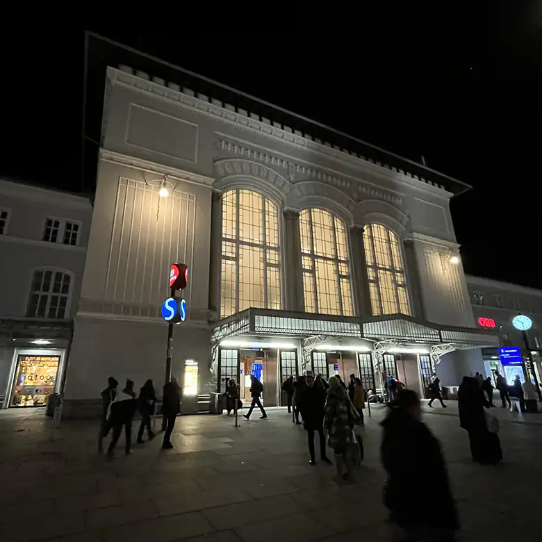 1 / 7: Bilder vom Hbf (Hauptbahnhof) in Salzburg Stadt