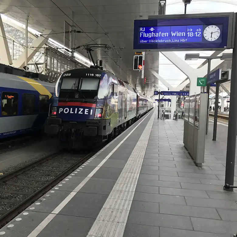 4 / 7: Bilder vom Hbf (Hauptbahnhof) in Salzburg Stadt