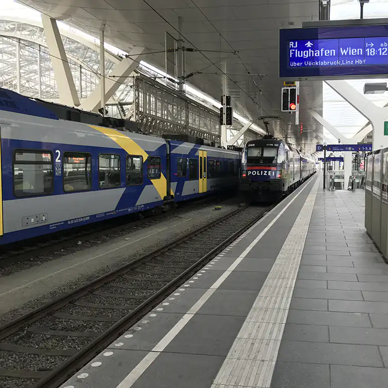 6 / 7: Bilder vom Hbf (Hauptbahnhof) in Salzburg Stadt