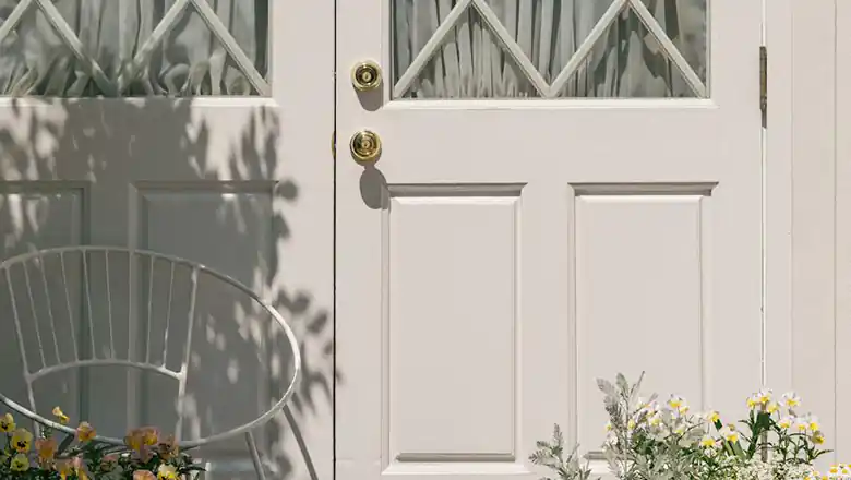 Haustüren mit Seitenteil &copy; Gül Isik (Pexels / 33021500)
