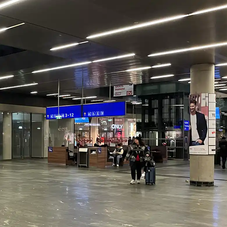 Fotos im Hauptbahnhof Wien mit diversen Shops © R. Vidmar