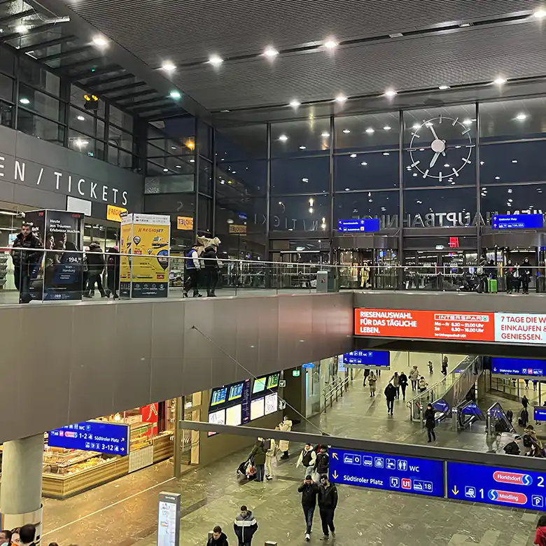 Fotos im Hauptbahnhof Wien mit diversen Shops © R. Vidmar